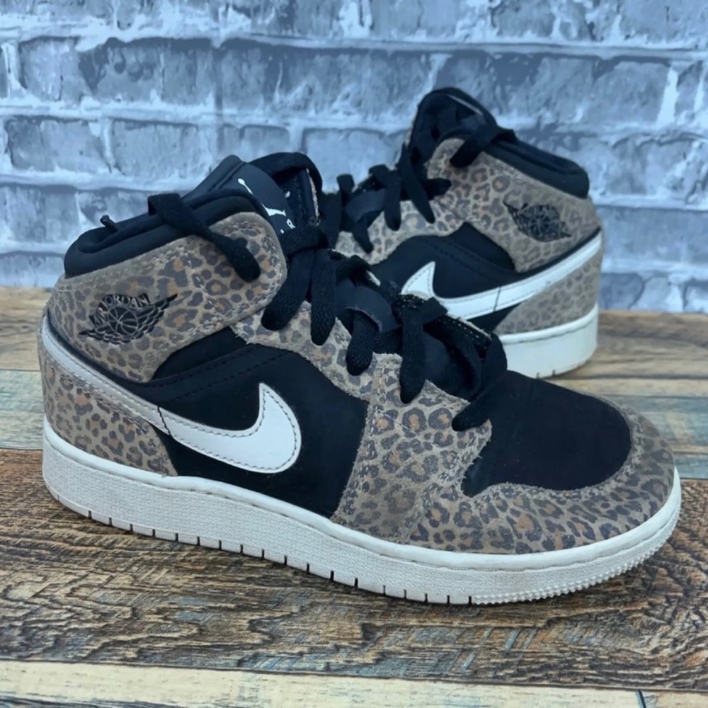 Air Jordan 1 Mid SE GS “leopard”
